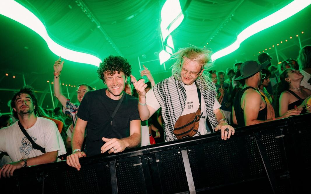 Publiek bij een dance-event in groen podiumlicht